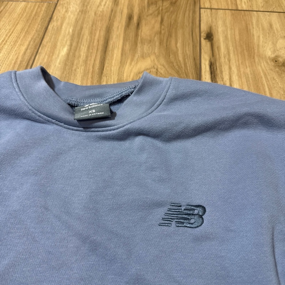 New Balance Women's Coastal Fleece Crew Top Dusk Shower MSRP $80 Size XS - Picture 8 of 10
